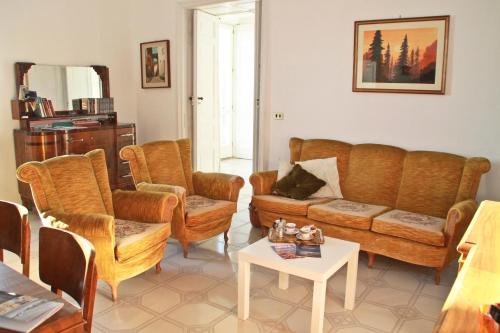 a living room with a couch and chairs and a table at Nomadi Sedentari - Irsina in Irsina
