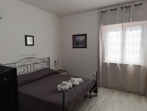 sypialnia z łóżkiem z ręcznikami w obiekcie Villa Pinella w mieście Palermo
