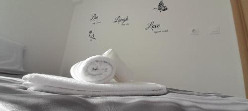 Una toalla blanca encima de una cama. en Evi's Apartment, en Perea