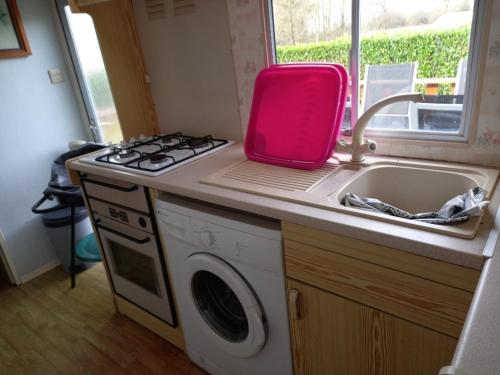 Kuchyň nebo kuchyňský kout v ubytování Mobil-home charmant à 10 minutes de la mer