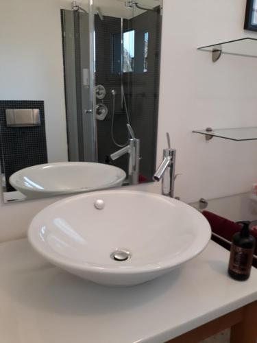 a bathroom with two white sinks on a counter at Lichtdurchflutetes Atelierhaus mit Skulpturenpark in Düren - Eifel