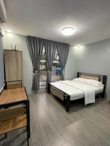 Una cama o camas en una habitación de Tanauan Transient Casa Joe