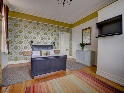 a room with a bed and a television in it at Elford House - Whitby in Whitby