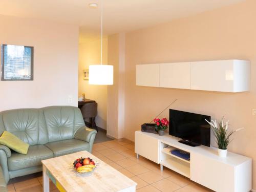 Μια τηλεόραση ή/και κέντρο ψυχαγωγίας στο Holiday Home Strandvilla - LUB117 by Interhome