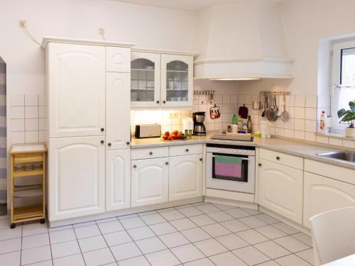 Kuchyň nebo kuchyňský kout v ubytování Holiday Home Am Walde by Interhome