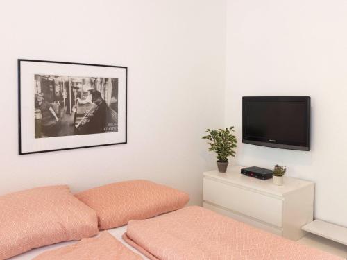 Μια τηλεόραση ή/και κέντρο ψυχαγωγίας στο Apartment Strandvilla - LUB111 by Interhome