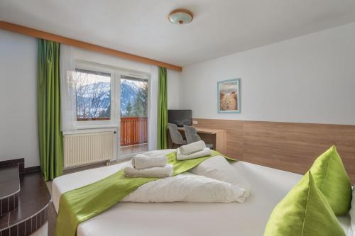 Postel nebo postele na pokoji v ubytování Hotel Sonnhof Rauris