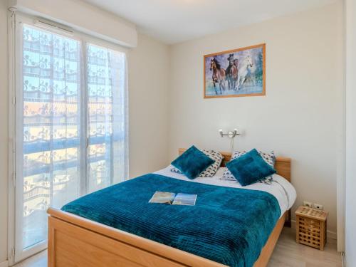 1 dormitorio con ventana grande y cama en Apartment L'Oustalet-3 by Interhome, en Mimizan-Plage