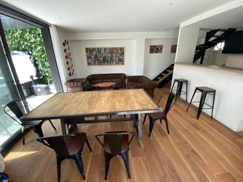 une salle à manger avec une table et des chaises dans l'établissement Villa royal, à La Baule