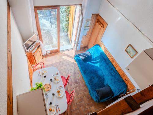 vue de dessus d'une table et de chaises dans une pièce dans l'établissement Apartment Les Landaises-5 by Interhome, à Mimizan-Plage