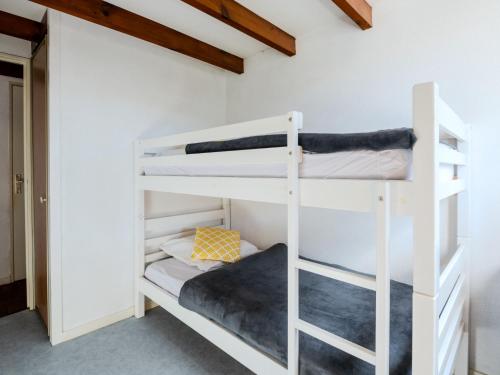 une chambre avec deux lits superposés dans l'établissement Apartment Les Landaises-5 by Interhome, à Mimizan-Plage