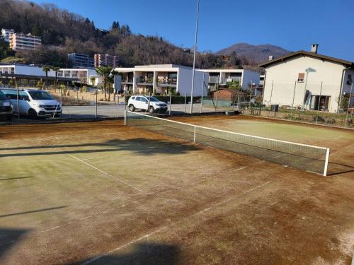 Instalaciones para jugar a tenis o squash en Apartment Residenza Parcolago Apt-008 by Interhome o alrededores