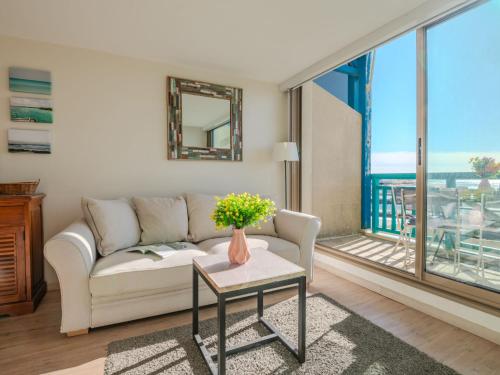 un salon avec un canapé et une table dans l'établissement Apartment L'Oustalet-5 by Interhome, à Mimizan-Plage