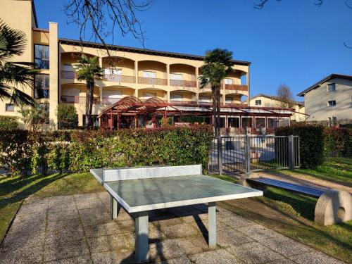 Instalaciones para jugar al ping pong en Apartment Residenza Parcolago Apt-008 by Interhome o alrededores