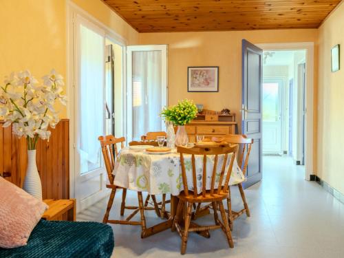 une salle à manger avec une table et des chaises dans l'établissement Holiday Home Oyan Aldo by Interhome, à Mimizan-Plage