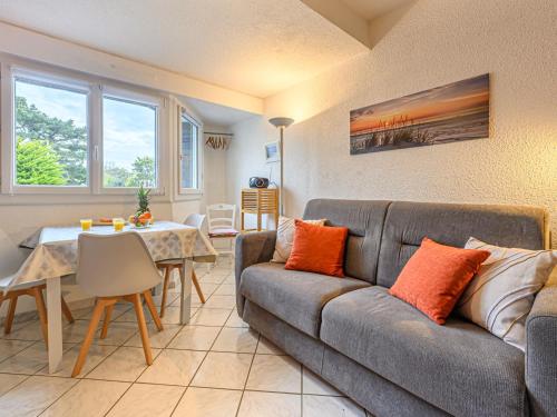 un salon avec un canapé et une table dans l'établissement Apartment Maison Port En Dro-6 by Interhome, à Carnac