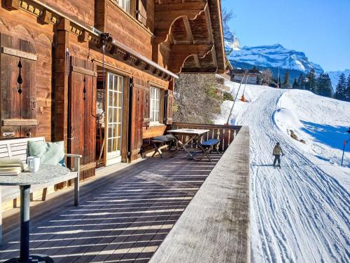 een balkon van een skihut met sneeuw op de grond bij Chalet Wätterlücke by Interhome in Wengen