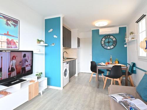 - un salon avec une table et une horloge murale dans l'établissement Apartment L'Esquinade - H5 201 by Interhome, à Agay