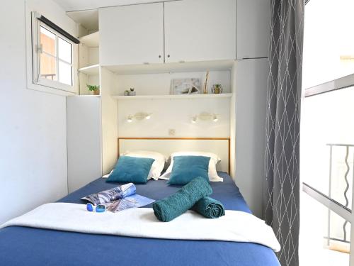une chambre avec un lit avec deux oreillers dessus dans l'établissement Apartment L'Esquinade - H5 201 by Interhome, à Agay