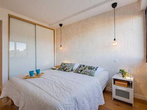 une chambre avec un grand lit blanc avec deux oreillers dans l'établissement Apartment Les Côteaux du Préconil-4 by Interhome, à Sainte-Maxime