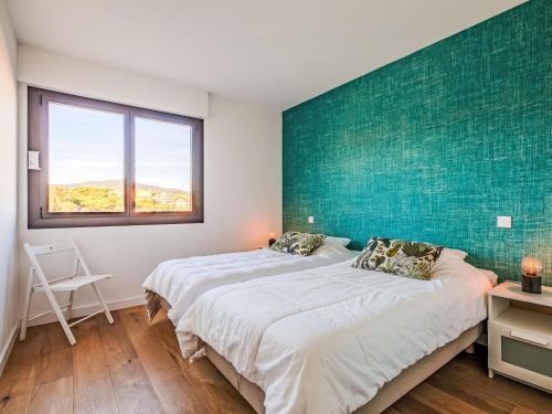- 2 lits dans une chambre dotée d'un mur vert dans l'établissement Apartment Les Côteaux du Préconil-4 by Interhome, à Sainte-Maxime