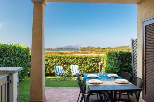 un tavolo e sedie blu su un patio di Marina Maria a Murta Maria