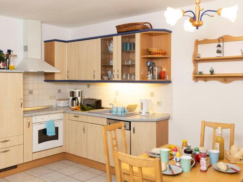 ルブミンにあるHoliday Home Enikö by Interhomeのキッチン(木製キャビネット、テーブル、椅子付)