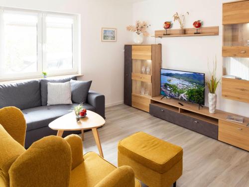 ルブミンにあるHoliday Home Enikö by Interhomeのソファとテレビのあるリビングルーム