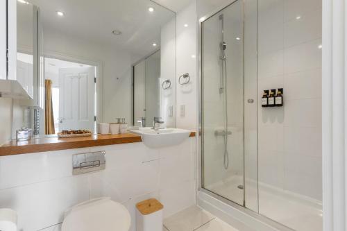 Bilik mandi di 2BR Flat Close to Wembley Stadium Quick Tube To London