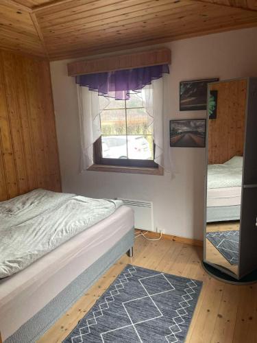a bedroom with a bed and a window at Apartment AliS in Tønjum