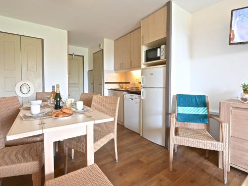 une cuisine et une salle à manger avec une table et des chaises dans l'établissement Apartment Le Belvédère - R0 145 by Interhome, à Agay