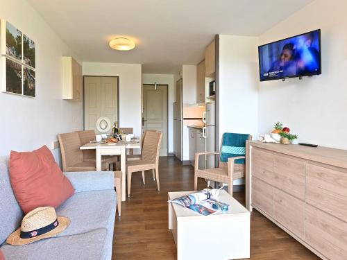 un salon avec un canapé et une salle à manger dans l'établissement Apartment Le Belvédère - R0 145 by Interhome, à Agay