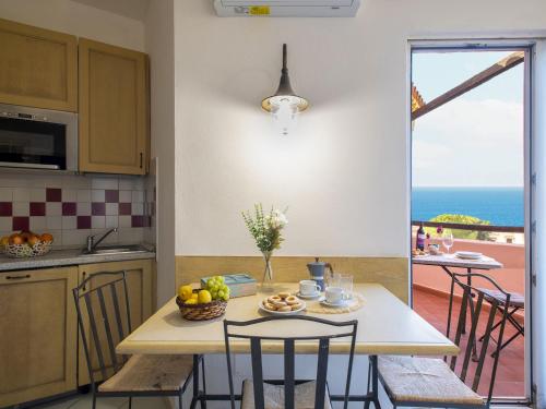 Dapur atau dapur kecil di Apartment Cala Rossa 2205 by Interhome