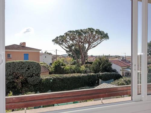 - une fenêtre donnant sur un jardin avec un banc dans l'établissement Apartment La Cadière by Interhome, à Six-Fours-les-Plages