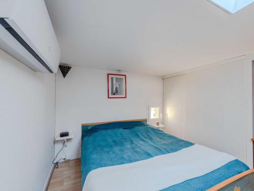 une chambre avec un grand lit dans une pièce blanche dans l'établissement Holiday Home Santa Barbara-11 by Interhome, au Barcarès