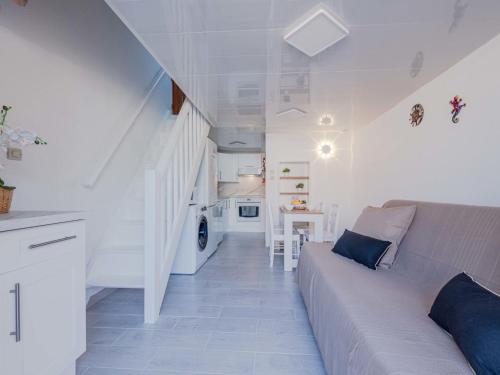 un salon avec un canapé et une cuisine dans l'établissement Holiday Home Santa Barbara-11 by Interhome, au Barcarès