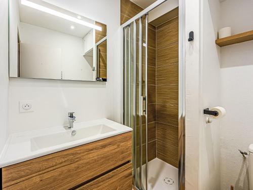 une salle de bain avec un lavabo et une douche dans l'établissement Studio La Chouetterie by Interhome, à Carnac