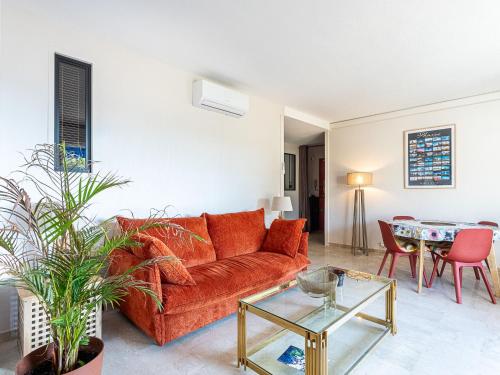 un salon avec un canapé et une table dans l'établissement Apartment Christoph Colomb by Interhome, à Hyères