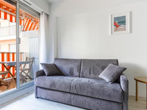 d'un salon avec un canapé et un balcon. dans l'établissement Studio Le Maréchal by Interhome, à Nice