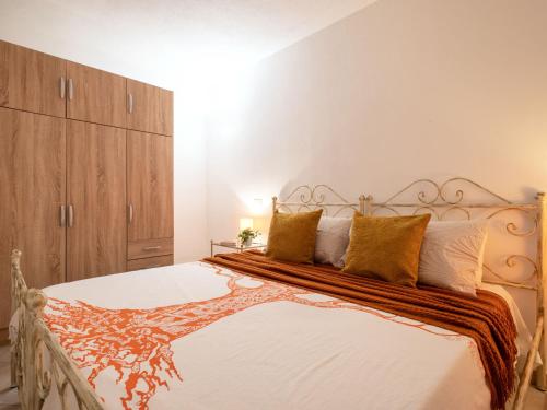 Ένα ή περισσότερα κρεβάτια σε δωμάτιο στο Holiday Home Lu Nibaru 2 by Interhome