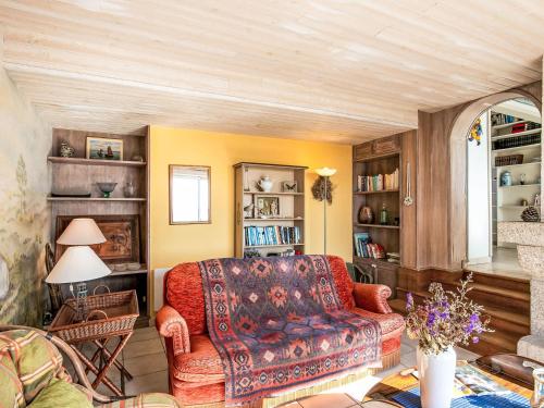 un salon avec un canapé et une table dans l'établissement Apartment Le Fanal by Interhome, à Kerlouan