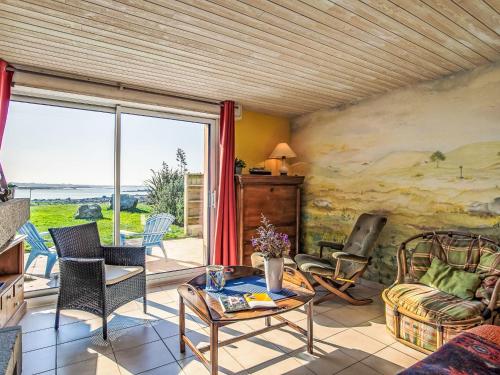 un salon avec vue sur l'océan dans l'établissement Apartment Le Fanal by Interhome, à Kerlouan