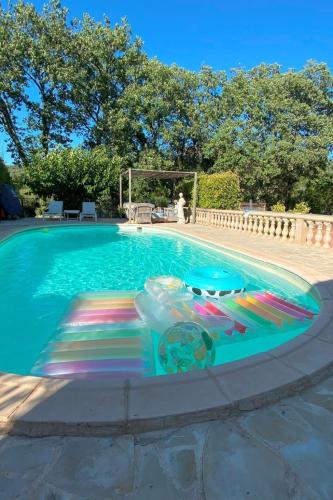 - une piscine avec chaises longues et parasols dans l'établissement Holiday Home Villa! by Interhome, à Taradeau
