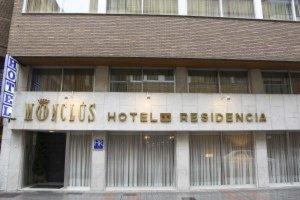 un edificio con i parolieri hotel reichenhof di Monclús a Palencia