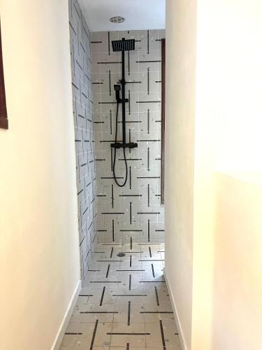 - un couloir avec douche et carrelage dans l'établissement La Maison By Simone T4, à Cannes