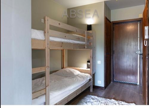 une chambre avec deux lits superposés dans une pièce dans l'établissement Studio 4 personnes Belles Terres Nice , piscine, à Nice