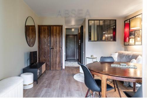 un salon avec une table et un canapé dans l'établissement Studio 4 personnes Belles Terres Nice , piscine, à Nice