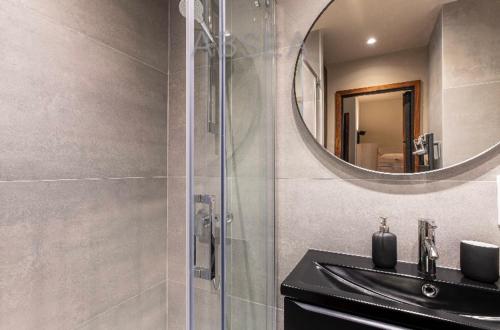 une salle de bain avec une douche, un lavabo et un miroir dans l'établissement Studio 4 personnes Belles Terres Nice , piscine, à Nice