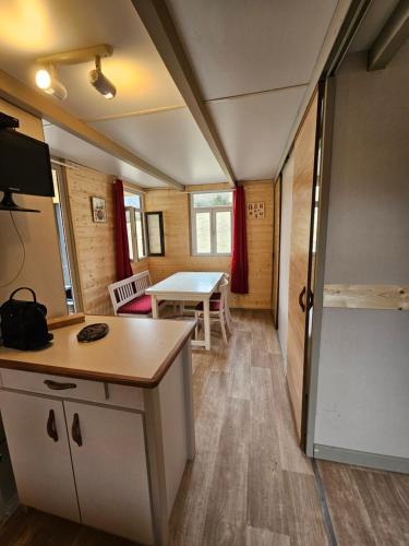 - une cuisine et un coin repas dans une petite maison dans l'établissement La cabane des sagnas, à Châtillon-en-Diois