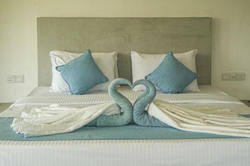 two swans making a heart on a bed at Cocos in Midigama